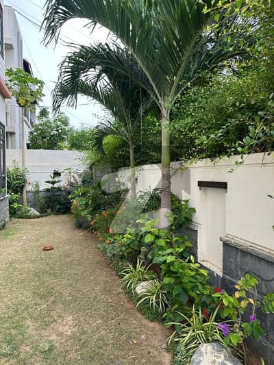 DHA PHASE 7 KHY E SAADI 500 YARDS 6 BEDROOMS TWO UNIT SLIGHTLY USED BUNGALOW IS UP FOR URGENT SALE