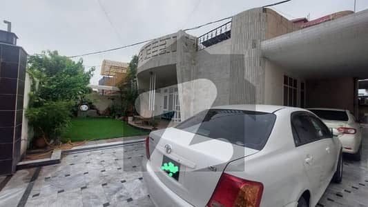 حیات آباد فیز 1 حیات آباد,پشاور میں 6 کمروں کا 1 کنال مکان 6.8 کروڑ میں برائے فروخت۔