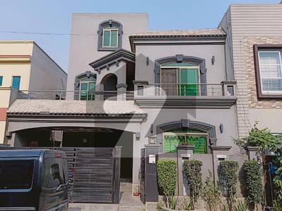 8 Marla House Available For Rent In Bahria Town Lahore.