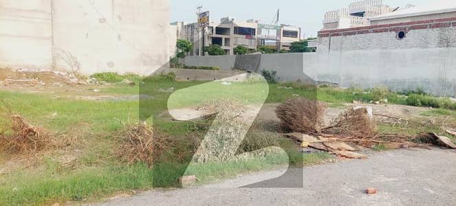 8 Marla Commercial Plot for sale at investor Price wirh possession