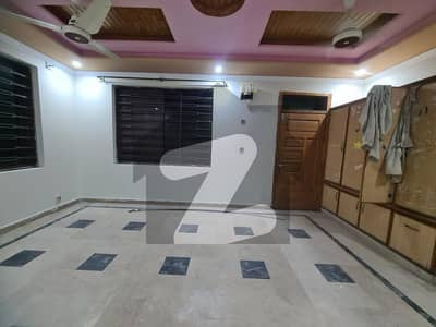 مارگلہ ٹاؤن اسلام آباد میں 6 کمروں کا 9 مرلہ مکان 1.85 لاکھ میں کرایہ پر دستیاب ہے۔