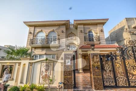 ڈی ایچ اے فیز 8 ڈیفنس (ڈی ایچ اے),لاہور میں 5 کمروں کا 1 کنال مکان 8.5 کروڑ میں برائے فروخت۔