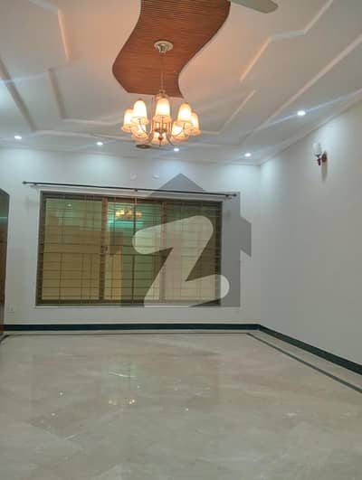 E 11 Prime Location Corner House Seprate Gate Lower Ground/Ground 4-Bedrooms 4-bathDD Study room tvl kitchen