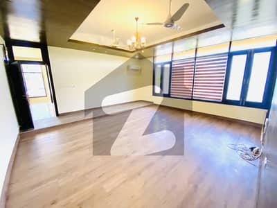 ایف ۔ 8 اسلام آباد میں 5 کمروں کا 2 کنال مکان 9.9 لاکھ میں کرایہ پر دستیاب ہے۔