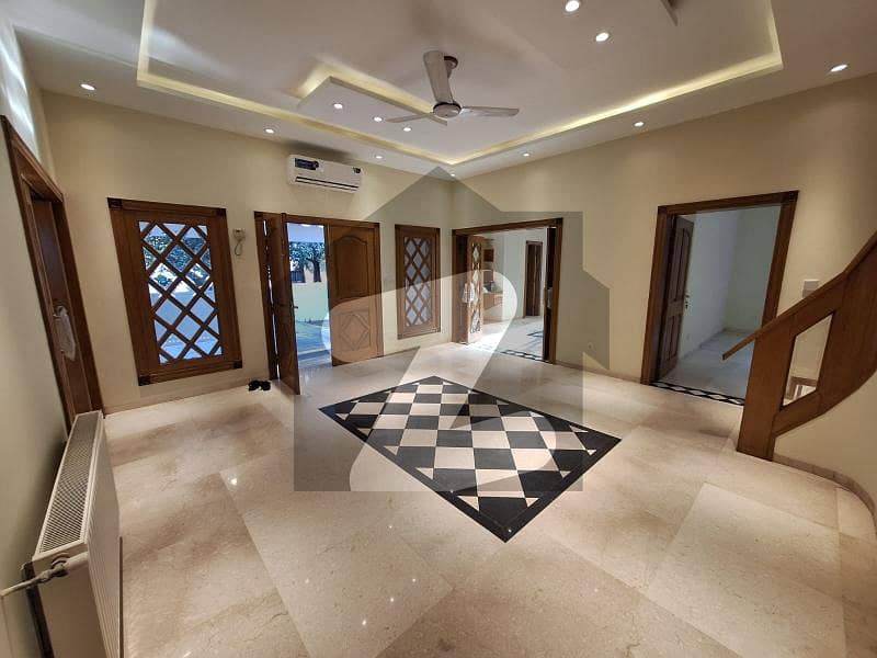 ایف ۔ 7 اسلام آباد میں 5 کمروں کا 1 کنال مکان 15.0 لاکھ میں کرایہ پر دستیاب ہے۔