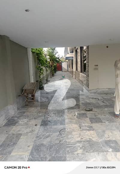 ایف ۔ 10 اسلام آباد میں 4 کمروں کا 1 کنال زیریں پورشن 3.5 لاکھ میں برائے فروخت۔