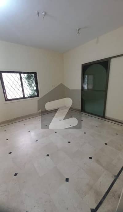 باتھ آئی لینڈ کراچی میں 3 کمروں کا 10 مرلہ بالائی پورشن 1.1 لاکھ میں کرایہ پر دستیاب ہے۔