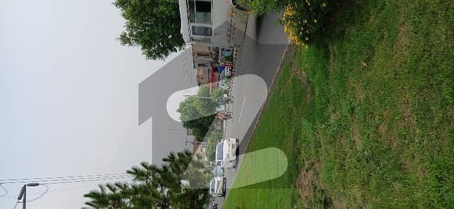 ایڈن لین ولاز 2 ایڈن,لاہور میں 2 کنال کمرشل پلاٹ 60.0 کروڑ میں برائے فروخت۔
