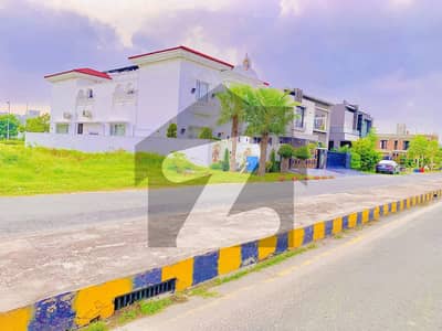 ڈی ایچ اے فیز 8 - بلاک ٹی فیز 8,ڈیفنس (ڈی ایچ اے),لاہور میں 2 کنال رہائشی پلاٹ 13.0 کروڑ میں برائے فروخت۔