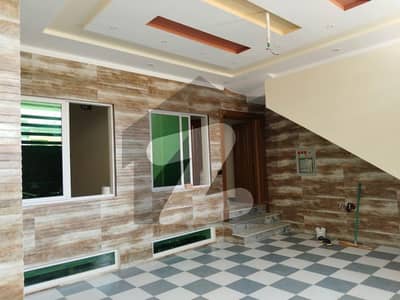 حیات آباد فیز 7 حیات آباد,پشاور میں 7 کمروں کا 3 مرلہ مکان 2.5 کروڑ میں برائے فروخت۔