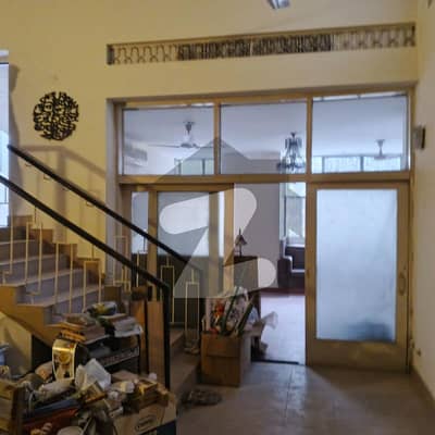 Gulberg Ideal Location 10 Marla Full House For Rent