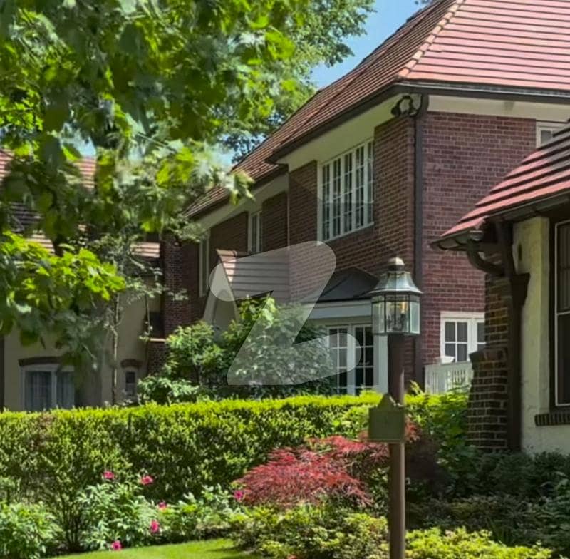Old House On Good Location Of F-8, Best For Builders