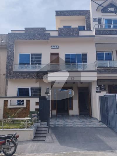 جی ۔ 13 اسلام آباد میں 4 کمروں کا 4 مرلہ مکان 3.9 کروڑ میں برائے فروخت۔