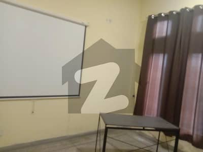 ریونیو سوسائٹی - بلاک اے ریوینیو سوسائٹی,لاہور میں 3 کمروں کا 13 مرلہ دفتر 1.05 لاکھ میں کرایہ پر دستیاب ہے۔