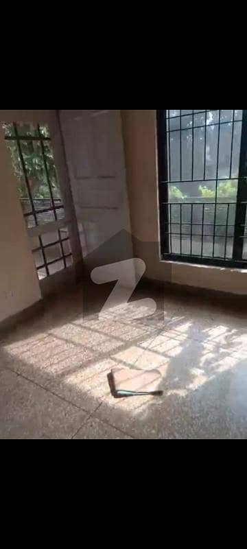ایف ۔ 10/2 ایف ۔ 10,اسلام آباد میں 2 کمروں کا 1 کنال بالائی پورشن 1.5 لاکھ میں کرایہ پر دستیاب ہے۔