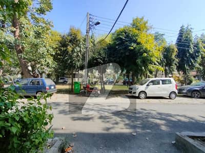 10-Marla 03-Bedrooms 2nd Floor Flat Available For Sale In Askari-5 Lahore