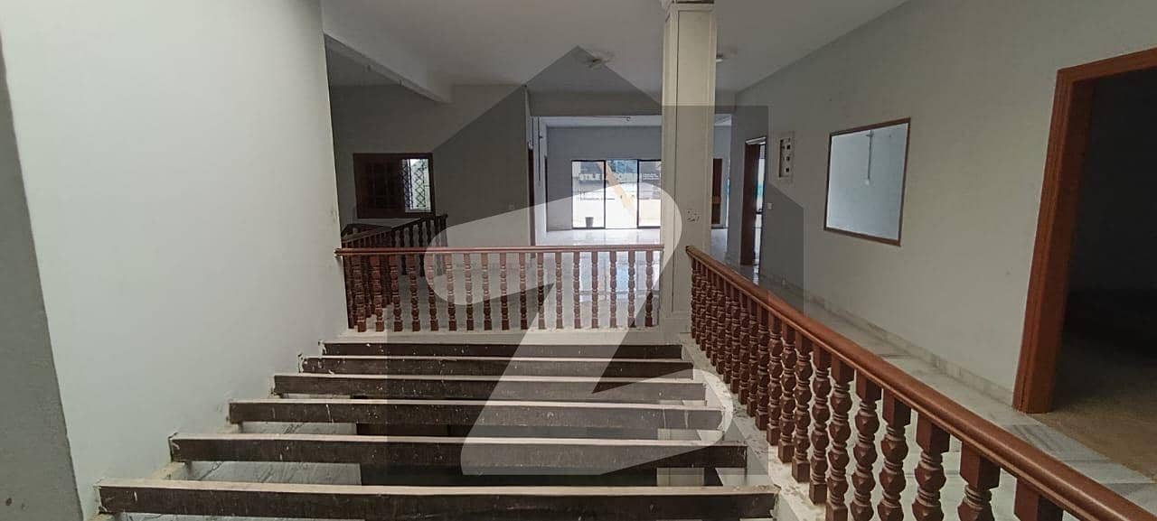 1000 yards old Bungalow available for sale
