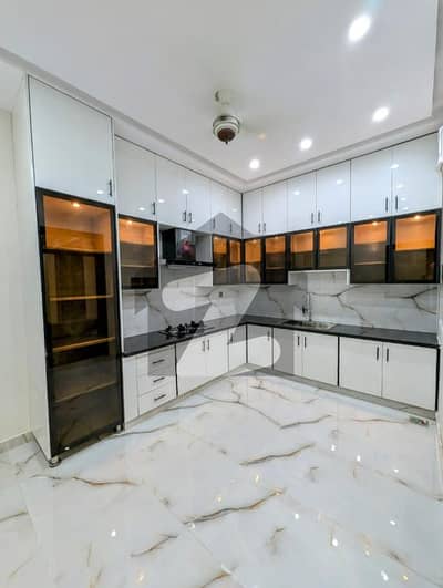 ویلینشیاء ہاؤسنگ سوسائٹی لاہور میں 6 کمروں کا 1 کنال مکان 5.5 کروڑ میں برائے فروخت۔