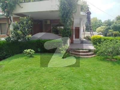 ایف ۔ 11 اسلام آباد میں 8 کمروں کا 1 کنال مکان 30.0 کروڑ میں برائے فروخت۔