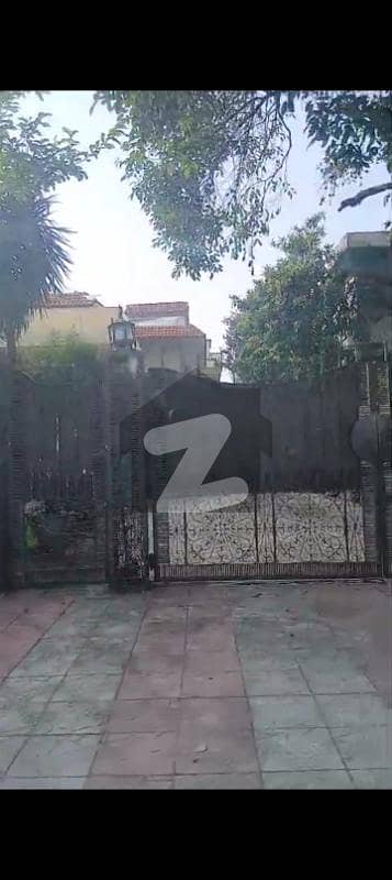 F /8.1000 Sqyd House For Sale