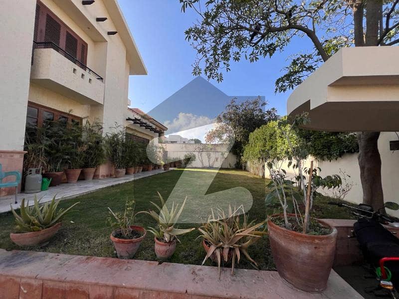 1000 Yards Bungalow For Sale