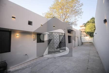 Link Mm alam road 25 Marla commercial space for Cafe/ boutique is on Rent.