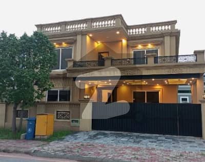 بحریہ انکلیو بحریہ ٹاؤن,اسلام آباد میں 6 کمروں کا 1 کنال مکان 12.5 کروڑ میں برائے فروخت۔