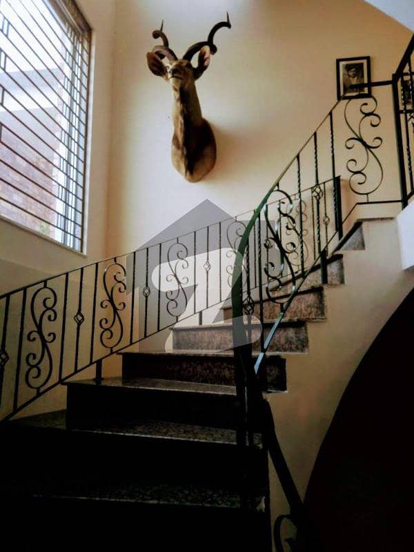 1 KANAL HOUSE FOR RENT ON PRIME LOCATION IN LAKE CITY LAHORE.