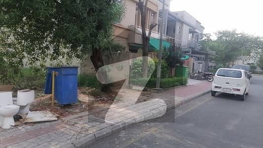 10 marla in new shaheen block fully populated area