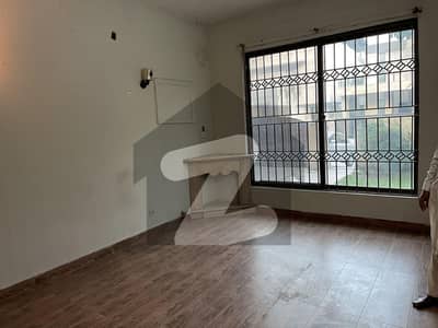 ایف ۔ 10 اسلام آباد میں 6 کمروں کا 1 کنال مکان 3.95 لاکھ میں کرایہ پر دستیاب ہے۔