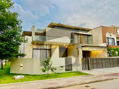 Modern Design Corner House Near To Central Park For Sale