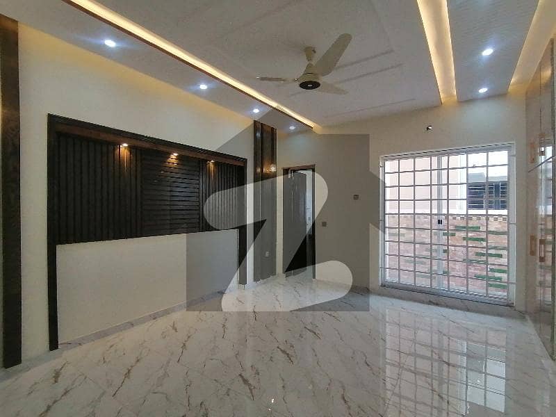 ایل ڈی اے ایوینیو لاہور میں 5 کمروں کا 10 مرلہ مکان 3.85 کروڑ میں برائے فروخت۔