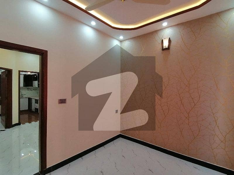ایل ڈی اے ایوینیو لاہور میں 5 کمروں کا 10 مرلہ مکان 3.8 کروڑ میں برائے فروخت۔