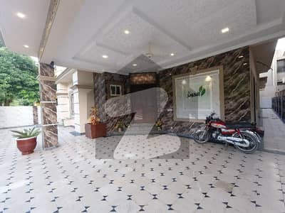 On Excellent Location House For Grabs In 1 Kanal Islamabad