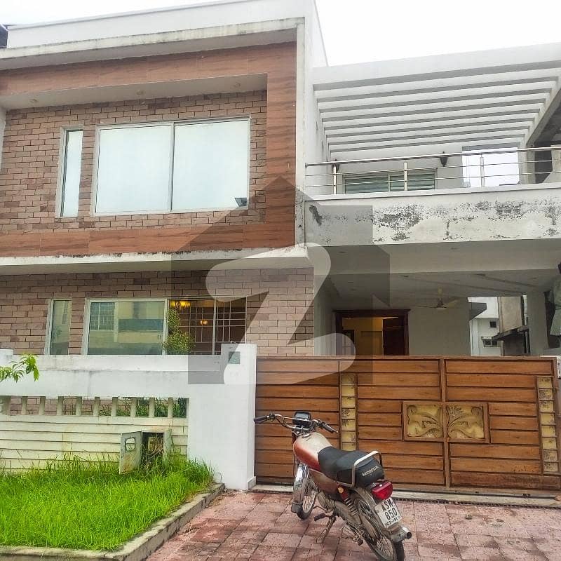10 Marla House Available For Rent