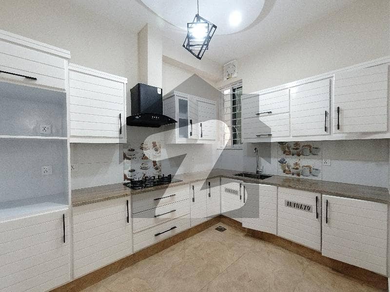 ڈی ۔ 12/2 ڈی ۔ 12,اسلام آباد میں 5 کمروں کا 7 مرلہ مکان 8.75 کروڑ میں برائے فروخت۔