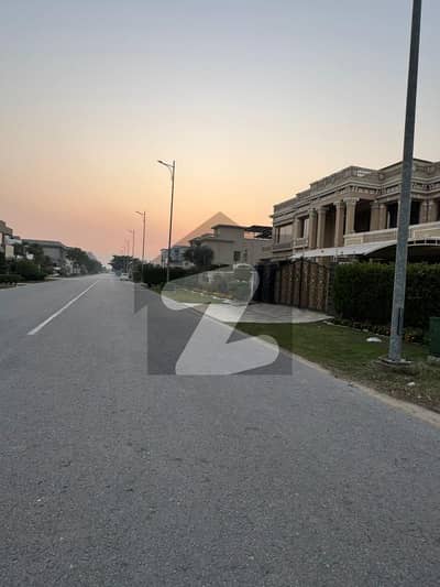 ڈی ایچ اے فیز 7 - بلاک آر فیز 7,ڈیفنس (ڈی ایچ اے),لاہور میں 1 کنال رہائشی پلاٹ 3.7 کروڑ میں برائے فروخت۔