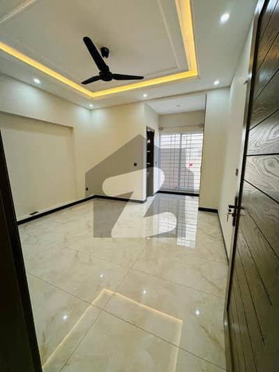 3 Bed Un Farneshd Apartment Available For Daily Bases In Gulberg Green