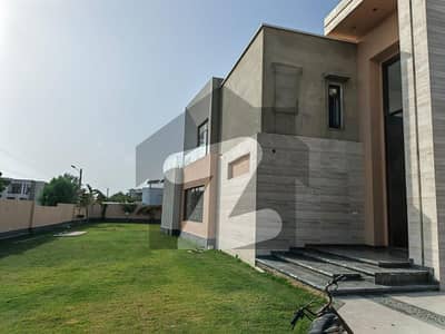 ڈی ایچ اے فیز 8 ڈی ایچ اے ڈیفینس,کراچی میں 9 کمروں کا 6 کنال مکان 11.0 ارب میں برائے فروخت۔