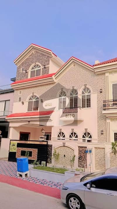 *luxury 8 Marla House for sale in Faisal Town Block A!*  - Close proximity to schools, parks, markaz, and masjid  - Easy access to major highways