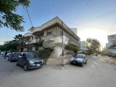 300 Yard Corner Bangalow In Gulistan E Johar Block 12
