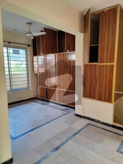 BEAUTIFUL LOCATION GROUND PORTION FOR RENT