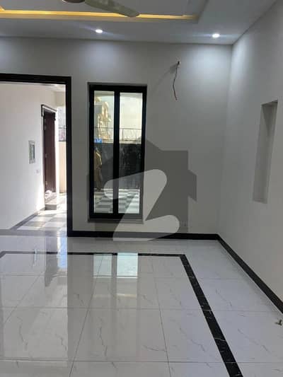 BEAUTIFUL LOCATION GROUND PORTION FOR RENT