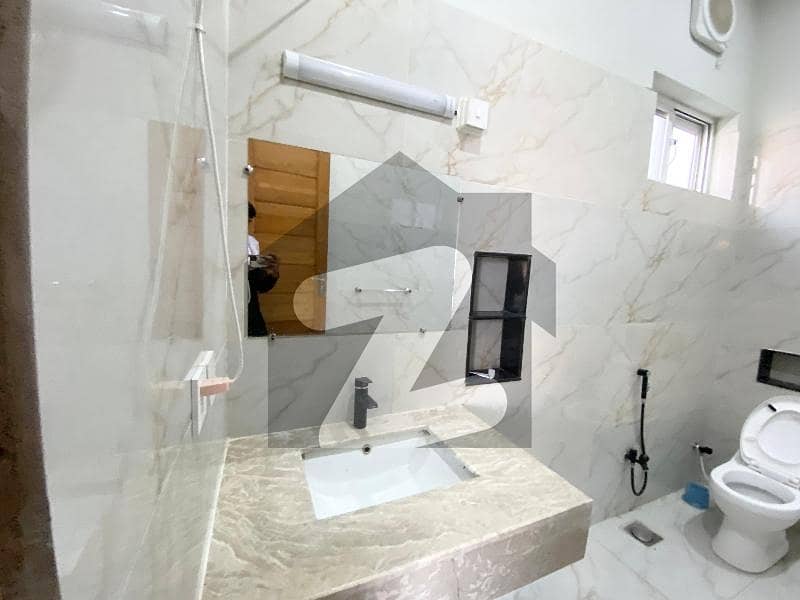 BEAUTIFUL LOCATION GROUND PORTION FOR RENT