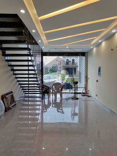 الکبیر ٹاؤن - فیز 2 الکبیر ٹاؤن,رائیونڈ روڈ,لاہور میں 3 کمروں کا 3 مرلہ عمارت 2.75 کروڑ میں برائے فروخت۔