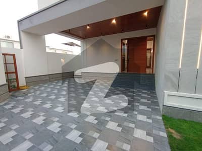 ڈی ایچ اے فیز 8 ڈی ایچ اے ڈیفینس,کراچی میں 6 کمروں کا 1 کنال مکان 5.5 لاکھ میں کرایہ پر دستیاب ہے۔