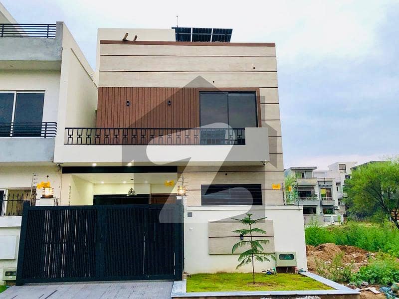 ڈی ۔ 12 اسلام آباد میں 4 کمروں کا 5 مرلہ مکان 5.75 کروڑ میں برائے فروخت۔