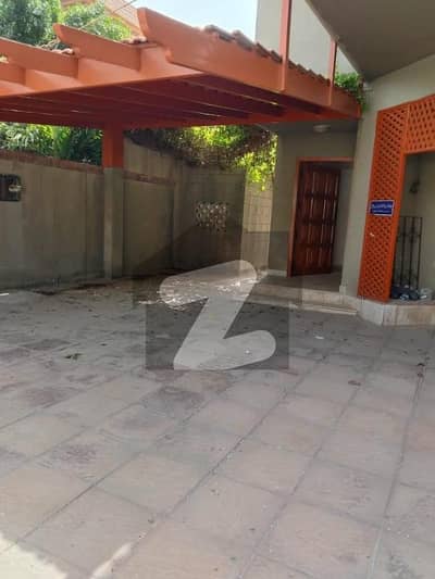 500 Square Yards House Ideally Situated In Clifton