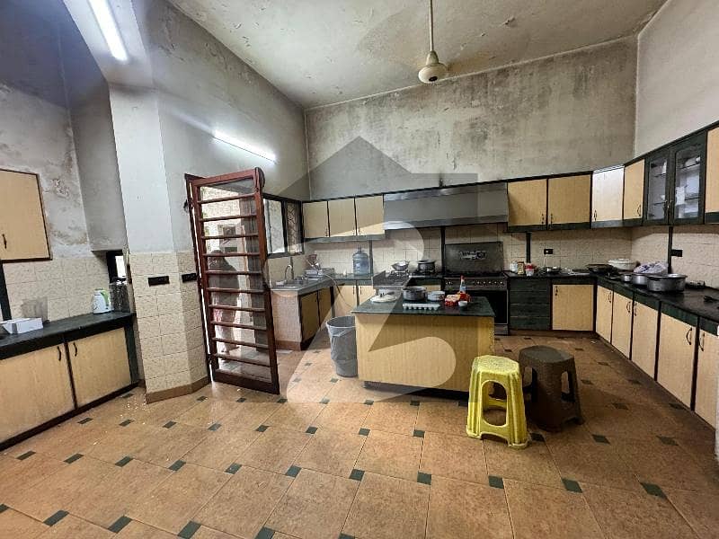 Lalazar 2000 Square Yards House Up For rent