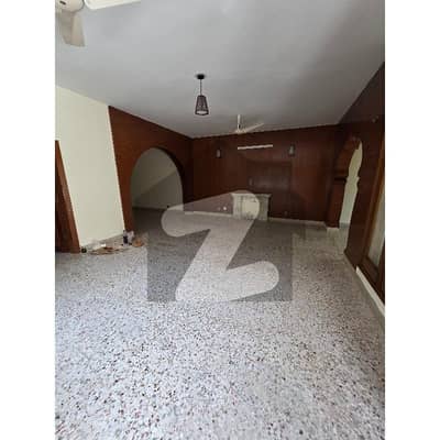 ایف ۔ 8 اسلام آباد میں 5 کمروں کا 1 کنال مکان 4.5 لاکھ میں کرایہ پر دستیاب ہے۔